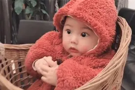 “背篓舅舅”火了，带娃搓麻将两不误！网友：宝宝你缺舅妈么？图片
