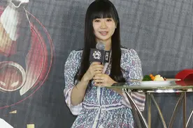福原爱退役后成了解说员，外表像瓷娃娃，在赛场上实力还是很强的图片