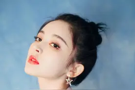 娜扎夏日丸子头，配牛仔裙，又酷又甜图片