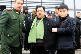 因"洗脚"被敲诈80万，"晚节不保"的李金斗，如今怎么样了？图片