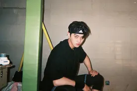 许凯情史又被扒？与前女友大量亲密照流出，镜头前搂腰亲吻撒狗粮图片