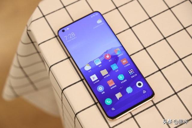 雷军全力反击，小米10开启“狠降”模式，网友：总算等到了