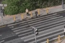 逆行、闯红灯……外卖骑手为何屡屡违章？平台是否需担责？记者调查→图片