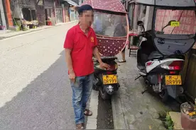 两辆车牌一样的摩托车停在一起，交警一查不简单图片