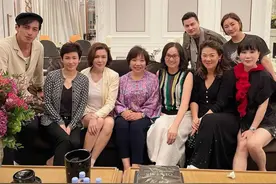 吕良伟与一众富婆聚会，戴百万名表显阔气，前香港女首富罕露面图片