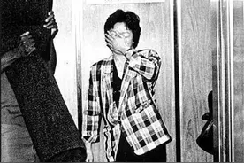 一位中国寻常妇女，却遭到美国世界通缉，死后百辆豪车千人送行图片
