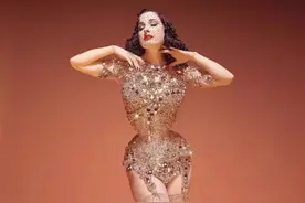 克里斯提鲁布托的红底鞋，最迷人的还是鞋底的一抹红图片