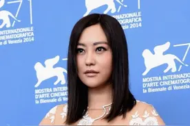 郝蕾可真拼，薄纱“透视裙”勒出副乳，直筒身材看着像150斤图片