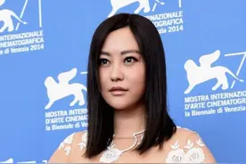 郝蕾可真拼，薄纱“透视裙”勒出副乳，直筒身材看着像150斤图片