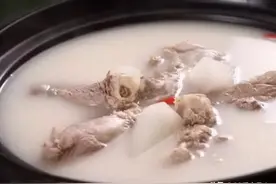 怎样才能煮出奶白色的骨头汤？图片