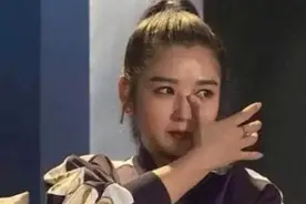 34岁何洁近况心酸？拼命赚钱养4娃，演唱会被嘲腿粗身材管理差图片