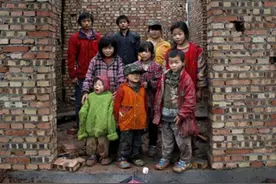 90后夫妻结婚14年生10个孩子，家徒四壁，丈夫豪言抚养没困难图片