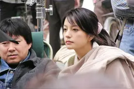 11岁黄新独自庆生，水灵大眼似足妈咪，黄有龙拖了颜值后腿图片