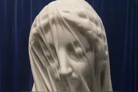 这些雕塑蒙了一层纱布，走近扯一下，才发现纱布也是石头图片