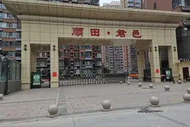 热力管道跑水小区出现10多个坑 记者采访物业开发商均不见踪影图片