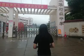陵水一女生在课堂上被男同学砸伤，唇部撕裂缝25针图片