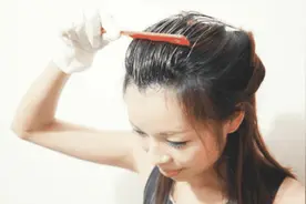 中老年人自己在家染发，注意3个地方，染出理发店效果图片