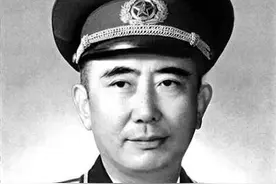 解放军巧用2千弱兵，吓退10万敌大军！是谁出的计策？一个少将图片