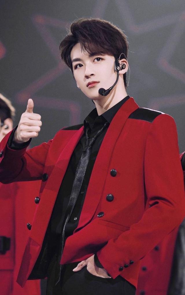 在rise一周年直播中,看似安静的何洛洛,竟然变身成为新晋综艺男孩.