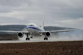 民航客机降落地面后，为什么还要引导车领路，机长难道不认识路吗图片