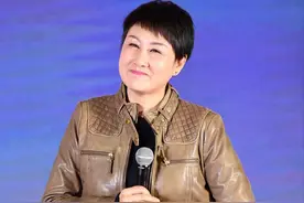 张凯丽真有魅力，穿棕色皮衣配牛仔裤活力满满，中年女性穿搭范本图片