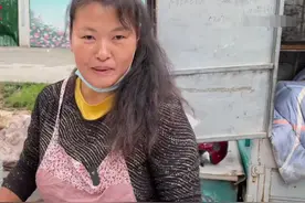 山东美女老板娘工地旁卖水饺，8元吃饱有人天天来吃，网友：暴利图片