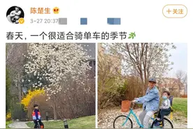 39岁陈楚生带儿子出游，脚上鞋子仅100块，大儿子别墅区骑车图片