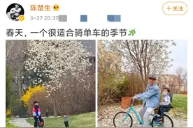 39岁陈楚生带儿子出游，脚上鞋子仅100块，大儿子别墅区骑车图片
