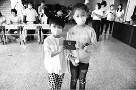 身世可怜的小姐妹上学了图片