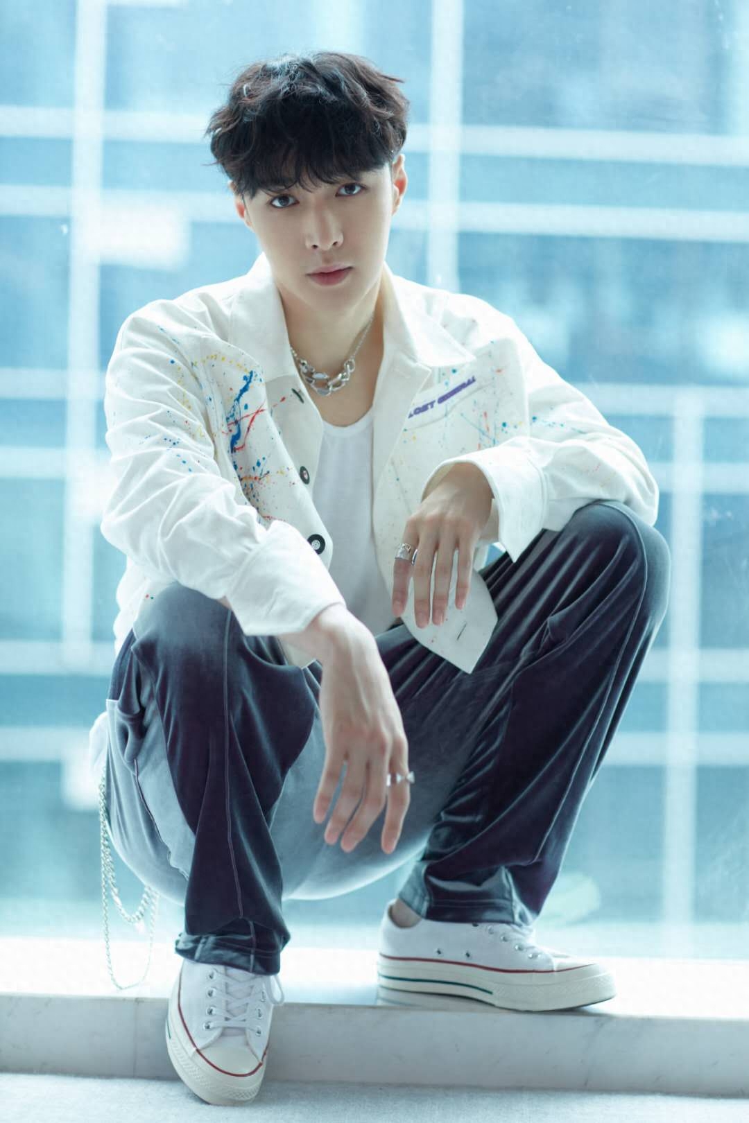 张艺兴白色涂鸦外套,这身材比列简直绝了,谁能不爱