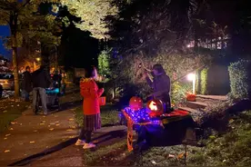 疫情中的温哥华万圣节，除了狂欢还有感动图片