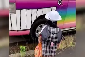 萌娃等校车时跟老师打招呼，临走不忘挥手说再见，网友：很有礼貌图片