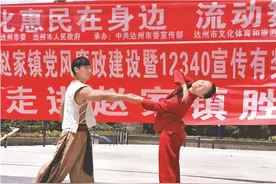 7岁被“骗”进杂技行业，达州这个小伙完美绽放的15年“底座”人生图片