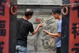 3000元买300平方米老宅，父子俩亲手改造200天，收益50万元图片