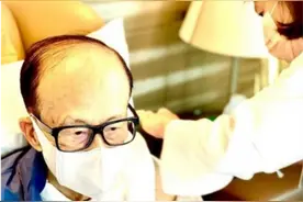 健康状况曝光！92岁李嘉诚与周凯旋主动接种疫苗，公开现场打针照图片