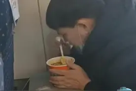 大衣哥近况曝光，高铁上吃泡面显心酸，儿媳直播带货成新晋网红？图片