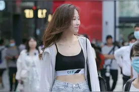 初秋时节穿吊带和短裤，搭配防晒衣，白天防晒早晚抵御秋凉图片