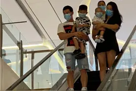 外国孩子的腿又细又直，中国孩子却比不了，家长的抱姿有问题图片