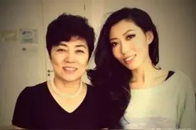 曲婉婷又双叒叕为妈妈喊冤，她能先把其贪污的钱吐出来吗？图片