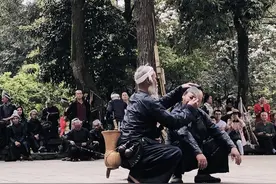 走进芭莎部落，镰刀剃发，肩扛火枪的苗族人图片