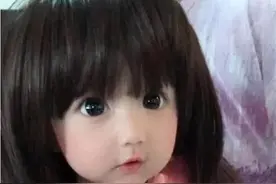 小女孩因太漂亮被说像假人，妈妈无奈晒出全家照，才发现妈妈更像图片