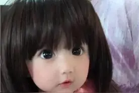 小女孩因太漂亮被说像假人，妈妈无奈晒出全家照，才发现妈妈更像图片