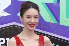 尖叫之夜亮点多：金晨穿深v瘦到肋骨突出，41岁秦岚美成白月光图片