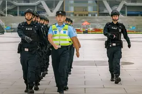 警灯常亮，警察常见，护航全运会，西安巡警在路上图片