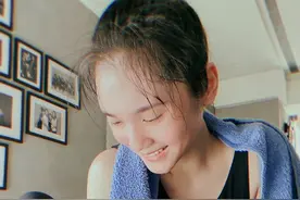 杨丞琳晒健身照，满头大汗秀小蛮腰太性感，意外曝光身后豪宅装修图片