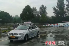 驾校开启人工智能教学 湖北荆门首批"机器人教练"上岗图片