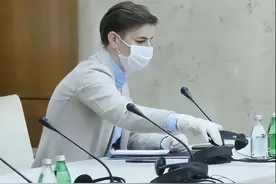 塞尔维亚女总理凭一张照片爆红！戴口罩难掩帅气，比男人更有魅力图片