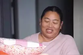 半夜孙子哭婆婆装听不见，儿子一开口马上来帮忙，网友：同款婆婆图片