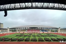 贵州修文：开启新征程 逐梦新时代——贵州中医药大学时珍学院修文校区首批新生进行军训汇演暨开学典礼图片
