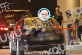 京圈聚会！60岁宋丹丹与冯小刚等聚餐，疑身体抱恙还需被扶着走图片